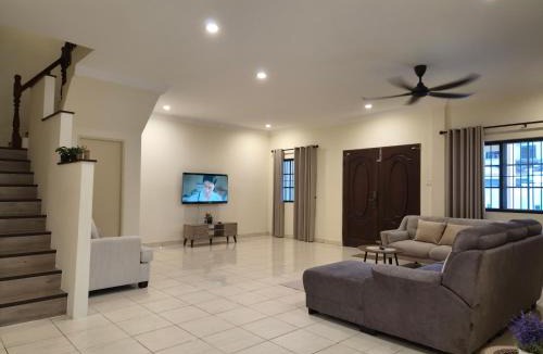 Lutong House | Bliss Homestay Miri - 3 Bedroom Double Storey Corner House with Netflix, Wi-Fi & hot water
