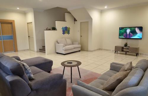 Lutong House | Bliss Homestay Miri - 3 Bedroom Double Storey Corner House with Netflix, Wi-Fi & hot water