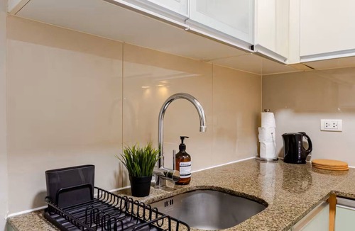 Legazpi Village Condo | BNEW! Cozy 1-BR Studio in High End Makati with Pool, Gym, Jacuzzi, Sauna