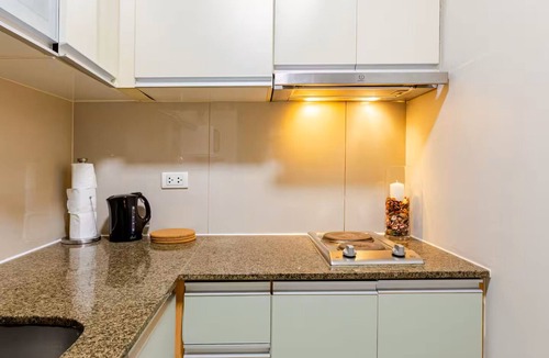 Legazpi Village Condo | BNEW! Cozy 1-BR Studio in High End Makati with Pool, Gym, Jacuzzi, Sauna