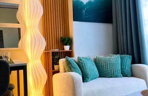 Pasig Hotel | Bnew Cozy 2BR Condotel with Netflix & Balcony