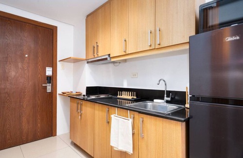 Barangay 76 Apartment | Brand New Luxe Japandi w Pool View MOA 15 min NAIA