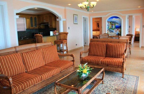 Manoc-Manoc Apartment | Breakfast at Monaco - Two Bedroom Suite