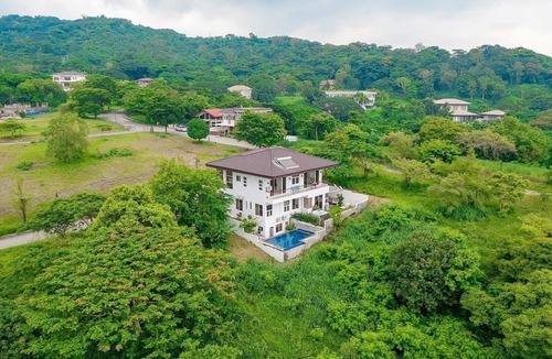 Poblacion Villa | Breathtaking sea and hill view. 5 mins drive to beach. Pet Friendly.
