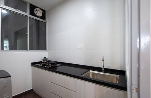Central District Apartment | Bright & Modern 3BR Suite, FREE Parking