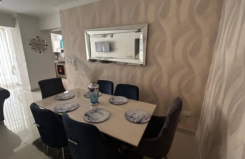 Renacimiento Apartment | Bueno, Bonito y Barato! Las 3 Bs estan aqui! A 2 cuadras del Downtown Center!