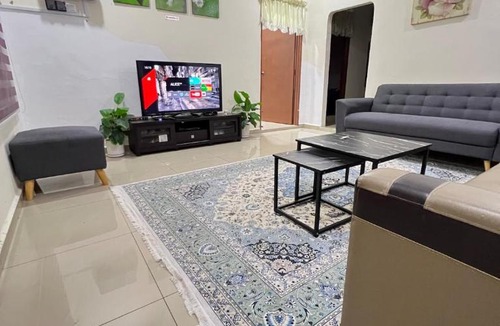 Ayer Molek House | Bukit Tenang Homestay Melaka 3 Bedrooms 2 Bathrooms