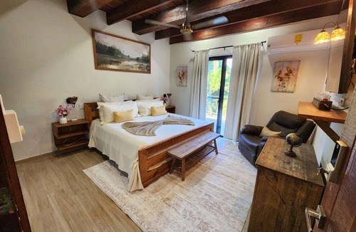 La Vega Province Bed & Breakfast | Cardinal Suite - Brisal Mountain Retrat