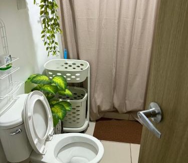 Trece Martires Hostel | Casa Verde Suite - Staycation