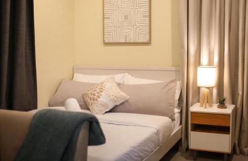 Cebu Apartment | Cebu Central Charm Balcony City View - StoryStays