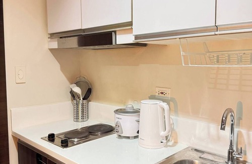 San Antonio Apartment | Central Makati Place with Queen bed and 55 inch SMART TV