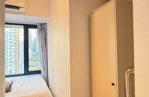 San Antonio Apartment | Central Makati Place with Queen bed and 55 inch SMART TV