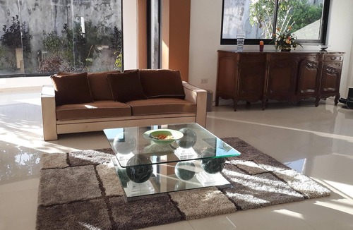 Tagbilaran House | CH1 NICE ROOM WITH PRIVAT BATHROOM IN LUXURY VILLA Fiber internet unlimited