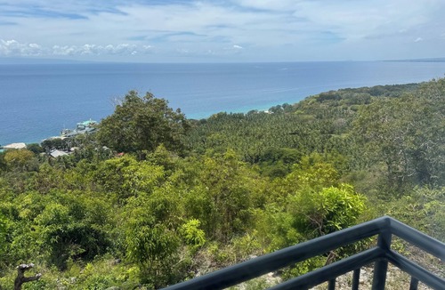 Oslob House | Charming 1-bed house in with lovely ocean views 7 mins to whale shark watching.
