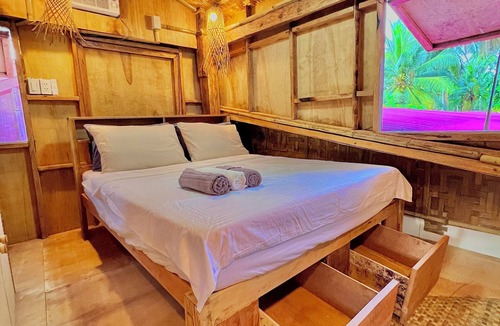 General Luna Cottage | Charming 1-Bedroom Cottage with Private Beach Access, Ocean 9, Queen Bed AC Wifi