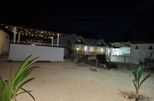 Sual Cottage | Charming 2-bedroom cottage on the beach with WiFi and AC in Victoria Alaminos
