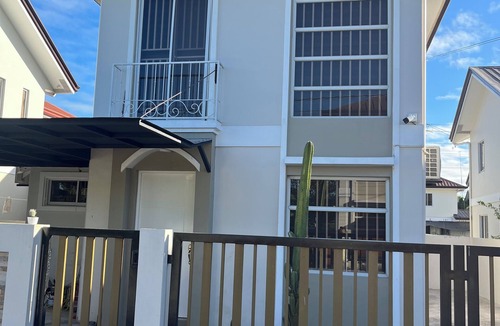 Bacolor House | Charming 3-bedroom house with WiFi and AC in pleasant Bacolor Pampanga