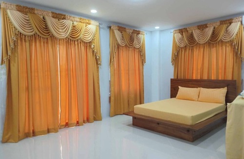 Tarlac House | Charming 3-bedroom house with AC, WiFi. Sleeps 13.