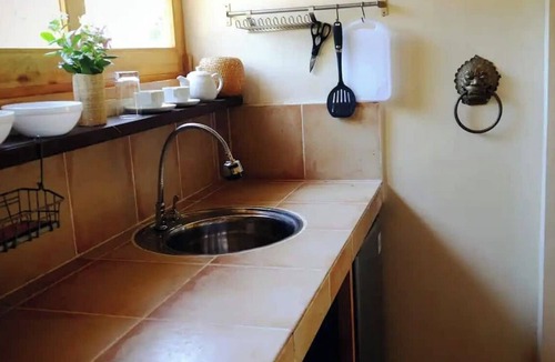 Caticlan Apartment | Charming Studio with Kitchen and Air Con – 4 Min Walk to Beach