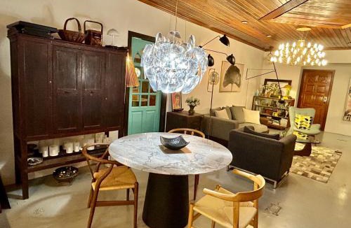 Tunku House | Chic Double Room Shared Bungalow near LRT SS1 PJ