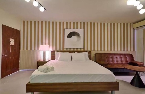 La Arboleda Hotel | Chic King Suite Bright Private Balcony