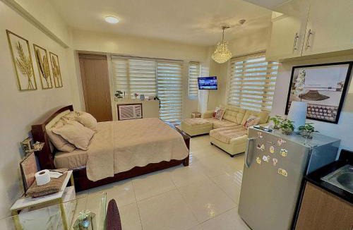 Luzon Apartment | Chic Unit with Balcony - Free wifi & netflix across Naia Terminal 3 Airport
