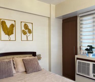 Luzon Apartment | Chic Unit with Balcony - Free wifi & netflix across Naia Terminal 3 Airport