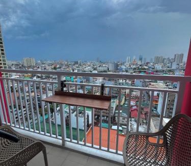 Legazpi Village Apartment | Chino Roces Makati - Paid Parking - Red Residences