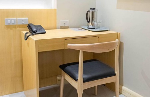 Downtown Tacloban Apartment | City Center Comfort: Etsu Studio Tranquil Stay