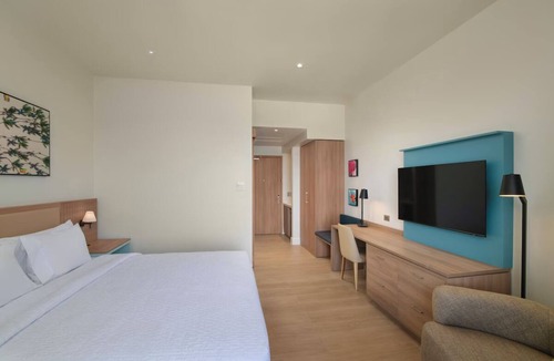 La Romana Hotel | City View King Room w/Balcony, Beach Access, Pool & Free Parking