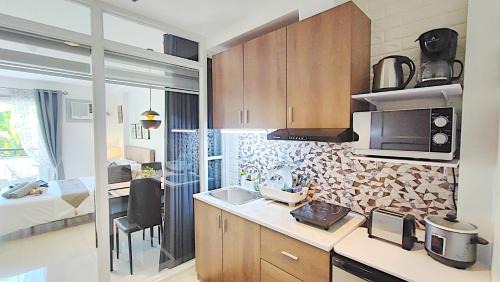 Jaro Apartment | CityCondo, 2nd Floor, 30 sqm, near CPU, balcony and parkview, Fiber-WLAN 62Mbts, Netflix, YouTube, free parking
