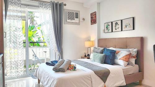 Jaro Apartment | CityCondo, 2nd Floor, 30 sqm, near CPU, balcony and parkview, Fiber-WLAN 62Mbts, Netflix, YouTube, free parking