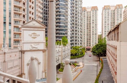 Pinagsama Hotel | Classy Venice in St Mark Venice Mall near BGC, Pet Friendly, Swimming Pool, Balcony