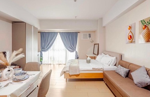 Pinagsama Hotel | Classy Venice in St Mark Venice Mall near BGC, Pet Friendly, Swimming Pool, Balcony