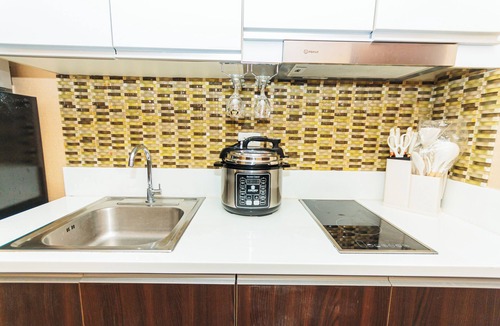 San Antonio Apartment | Cloud Nine Makati Air Stylish Condo Pool Gym, Netflix & Fast Wi-Fi 300 MB 1703
