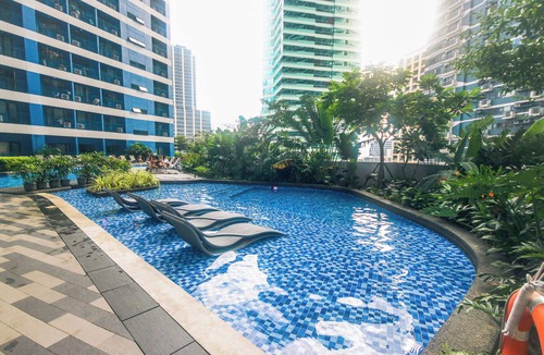 San Antonio Apartment | Cloud Nine Makati Air Stylish Condo Pool Gym, Netflix & Fast Wi-Fi 300 MB 1703