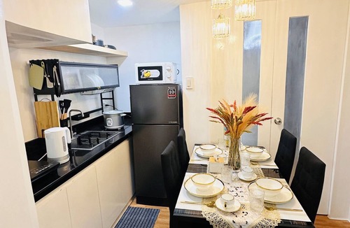 Malamig Condo | Comfy Loft 2BR&2TB condo with Netflix-Karaoke-Pool beside BONI EDSA-MRT Station