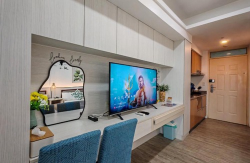 Mactan Export Processing Zone Apartment | Condo Azur Suites A731, Amani Resorts Residences, 5 minutes Airport, Netflix, Stylish, Cozy with Luxurious Swimming Pool