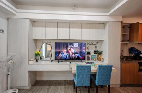 Mactan Export Processing Zone Apartment | Condo Azur Suites A731, Amani Resorts Residences, 5 minutes Airport, Netflix, Stylish, Cozy with Luxurious Swimming Pool