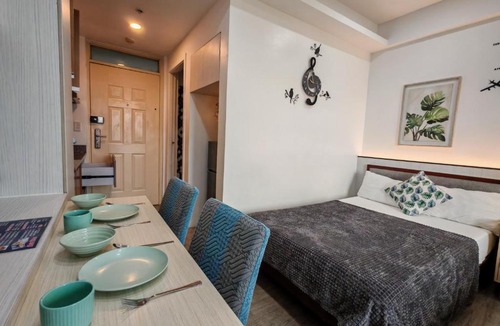 Mactan Export Processing Zone Apartment | Condo Azur Suites A731, Amani Resorts Residences, 5 minutes Airport, Netflix, Stylish, Cozy with Luxurious Swimming Pool