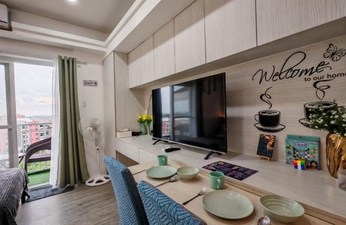 Mactan Export Processing Zone Apartment | Condo Azur Suites A731, Amani Resorts Residences, 5 minutes Airport, Netflix, Stylish, Cozy with Luxurious Swimming Pool
