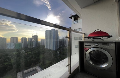 Bonifacio Global City Apartment | Corner Industrial 1BR Executive Suite + BGC City View