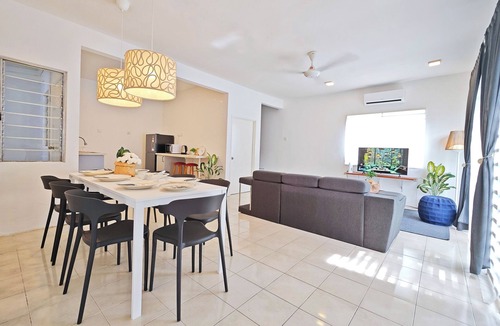 Simpang Ampat House | Cosy Batu Kawan Homestay 12 pax ~ 5 mins to Design Village & IKEA ~ Entire Home