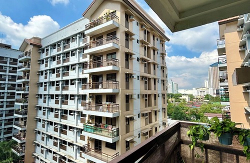 Cubao Condo | Cosy Home with Pool Access near Train & Bus Stations, up to 4pax.