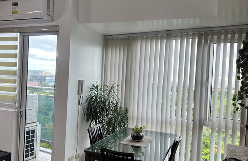 Pasay Apartment | Cosy Staycation- Few minutes drive to the Airport, Mall of Asia & US Embassy
