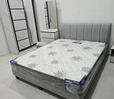 Central District House | Country Garden bay Balcony room for rent