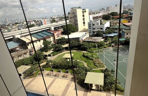 A. Bonifacio Condo | Cozy 1-bedroom condo in wonderful Quezon City with WiFi, AC, Pool view, Netflix
