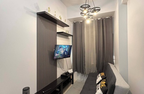 Fairview Condo | Cozy 1-bedroom condo in beautiful Quezon City with AC and gym