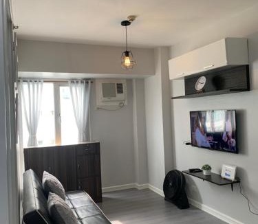 Alabang Apartment | Cozy 1 Bedroom near Alabang Town Center and Molito with Wifi and Netflix