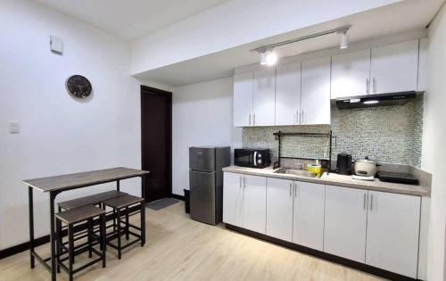 San Lorenzo Apartment | Cozy 1 BR San Lorenzo Place Netflix 4KM from NAIA